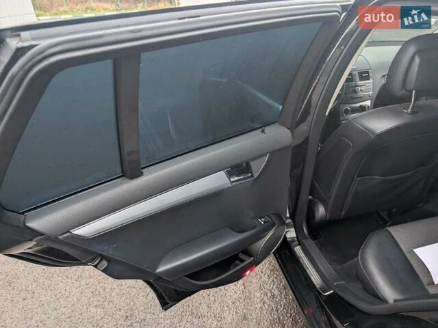 Черный Мерседес Ц-Класс, объемом двигателя 2.14 л и пробегом 395 тыс. км за 8300 $, фото 10 на Automoto.ua