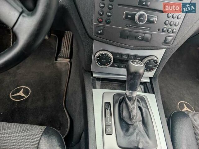 Черный Мерседес Ц-Класс, объемом двигателя 2.14 л и пробегом 395 тыс. км за 8300 $, фото 11 на Automoto.ua