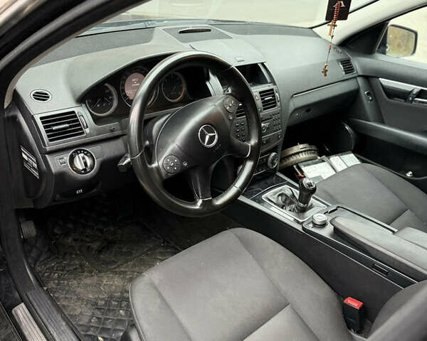 Черный Мерседес Ц-Класс, объемом двигателя 2.2 л и пробегом 326 тыс. км за 3699 $, фото 13 на Automoto.ua