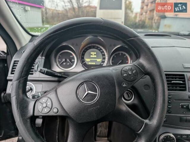 Черный Мерседес Ц-Класс, объемом двигателя 2.14 л и пробегом 395 тыс. км за 8300 $, фото 12 на Automoto.ua