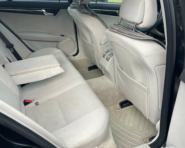 Черный Мерседес Ц-Класс, объемом двигателя 2.1 л и пробегом 294 тыс. км за 9300 $, фото 8 на Automoto.ua