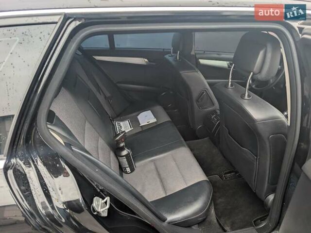 Черный Мерседес Ц-Класс, объемом двигателя 2.14 л и пробегом 395 тыс. км за 8300 $, фото 3 на Automoto.ua