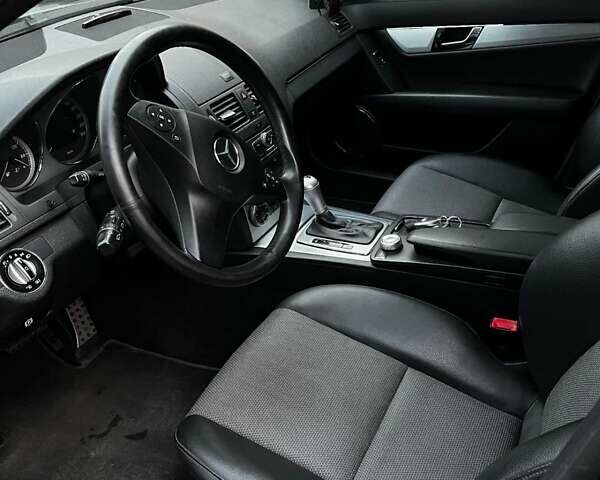 Черный Мерседес Ц-Класс, объемом двигателя 2.14 л и пробегом 260 тыс. км за 10700 $, фото 5 на Automoto.ua