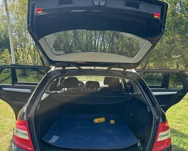 Черный Мерседес Ц-Класс, объемом двигателя 2.2 л и пробегом 329 тыс. км за 10500 $, фото 25 на Automoto.ua