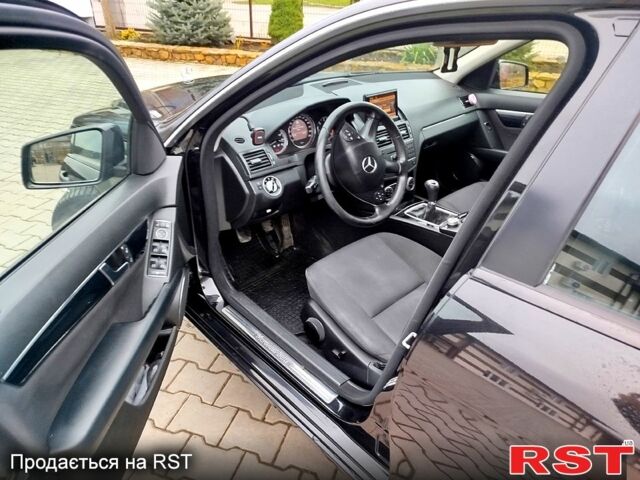 Черный Мерседес Ц-Класс, объемом двигателя 2.1 л и пробегом 305 тыс. км за 8800 $, фото 8 на Automoto.ua