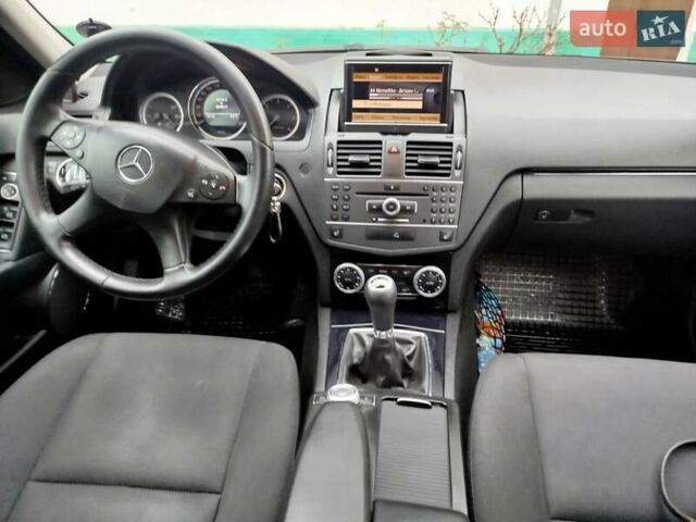 Чорний Мерседес Ц-Клас, об'ємом двигуна 2.14 л та пробігом 305 тис. км за 8800 $, фото 9 на Automoto.ua