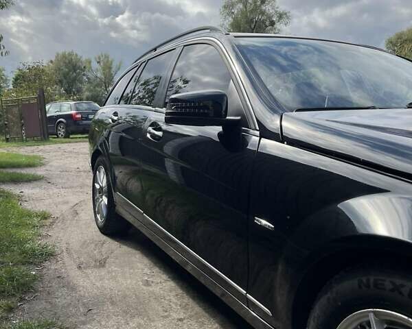 Чорний Мерседес Ц-Клас, об'ємом двигуна 2.2 л та пробігом 323 тис. км за 8500 $, фото 1 на Automoto.ua