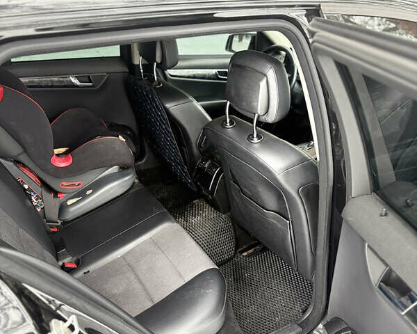 Чорний Мерседес Ц-Клас, об'ємом двигуна 2.14 л та пробігом 300 тис. км за 9500 $, фото 6 на Automoto.ua