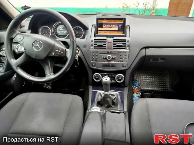 Черный Мерседес Ц-Класс, объемом двигателя 2.1 л и пробегом 305 тыс. км за 8800 $, фото 9 на Automoto.ua