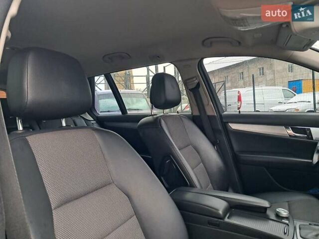 Чорний Мерседес Ц-Клас, об'ємом двигуна 2.2 л та пробігом 364 тис. км за 8400 $, фото 55 на Automoto.ua