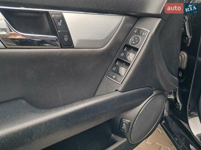 Чорний Мерседес Ц-Клас, об'ємом двигуна 2.2 л та пробігом 364 тис. км за 8400 $, фото 56 на Automoto.ua