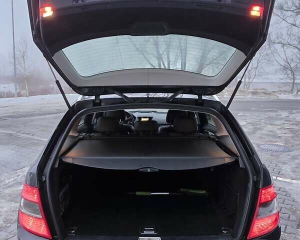 Черный Мерседес Ц-Класс, объемом двигателя 2.2 л и пробегом 286 тыс. км за 8400 $, фото 32 на Automoto.ua