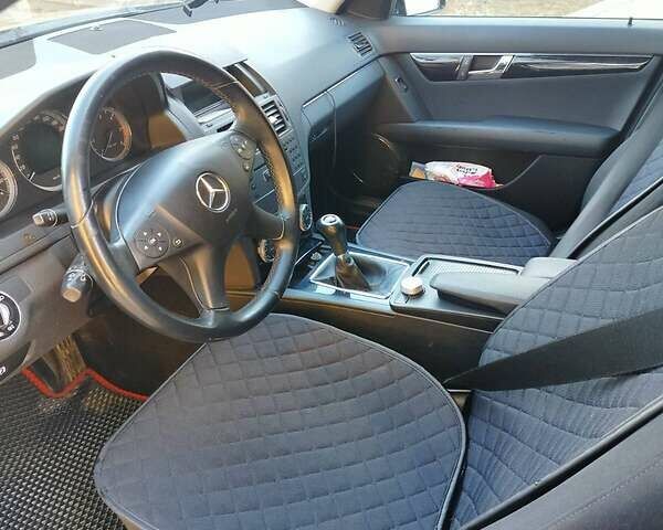 Черный Мерседес Ц-Класс, объемом двигателя 2.2 л и пробегом 176 тыс. км за 8900 $, фото 7 на Automoto.ua