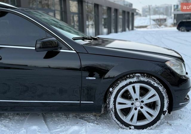 Черный Мерседес Ц-Класс, объемом двигателя 2.14 л и пробегом 276 тыс. км за 9999 $, фото 3 на Automoto.ua