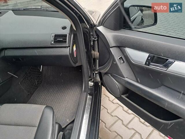 Чорний Мерседес Ц-Клас, об'ємом двигуна 2.2 л та пробігом 364 тис. км за 8400 $, фото 53 на Automoto.ua