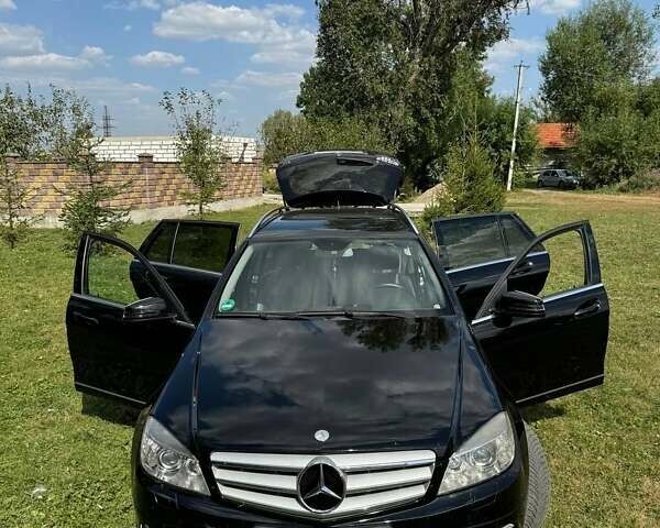 Черный Мерседес Ц-Класс, объемом двигателя 2.2 л и пробегом 329 тыс. км за 10500 $, фото 1 на Automoto.ua