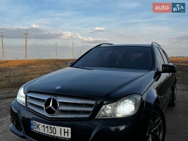 Черный Мерседес Ц-Класс, объемом двигателя 2.14 л и пробегом 382 тыс. км за 10400 $, фото 1 на Automoto.ua