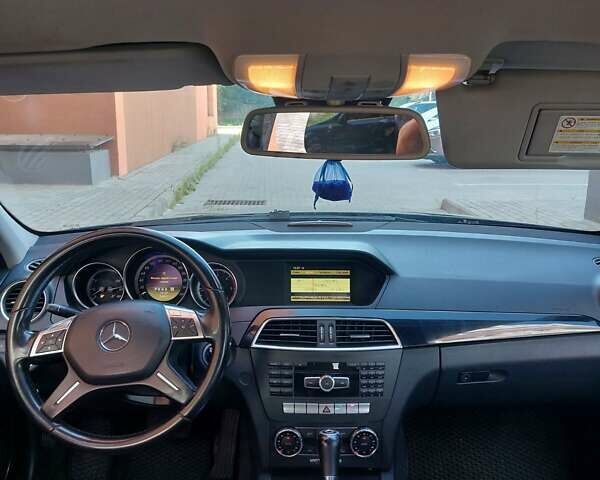 Черный Мерседес Ц-Класс, объемом двигателя 2.14 л и пробегом 300 тыс. км за 9000 $, фото 14 на Automoto.ua