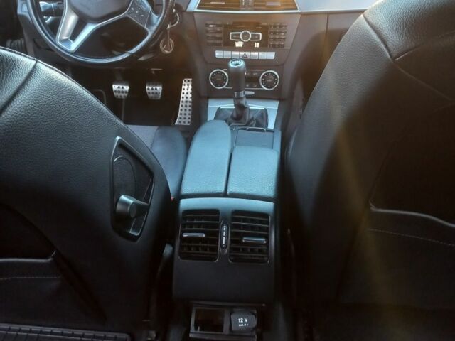 Черный Мерседес Ц-Класс, объемом двигателя 2.1 л и пробегом 328 тыс. км за 10000 $, фото 10 на Automoto.ua