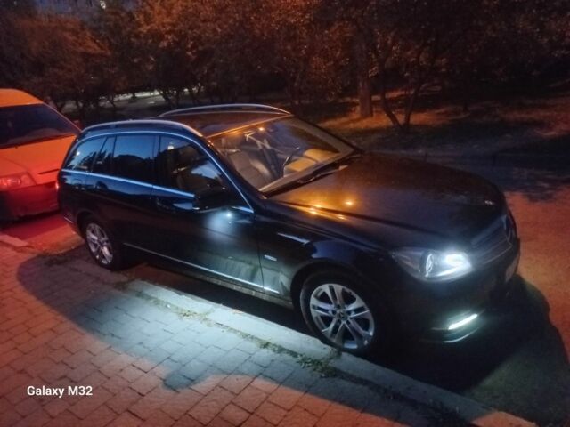 Черный Мерседес Ц-Класс, объемом двигателя 2.1 л и пробегом 328 тыс. км за 10000 $, фото 1 на Automoto.ua