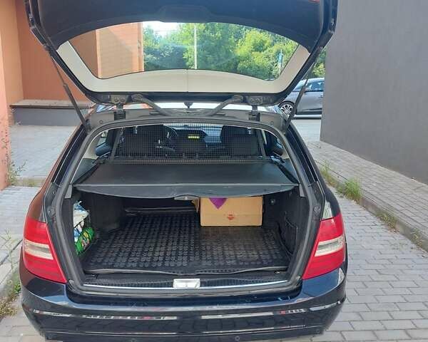 Черный Мерседес Ц-Класс, объемом двигателя 2.14 л и пробегом 300 тыс. км за 9000 $, фото 12 на Automoto.ua