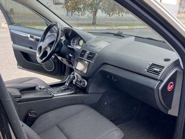 Черный Мерседес Ц-Класс, объемом двигателя 1.8 л и пробегом 135 тыс. км за 9500 $, фото 8 на Automoto.ua