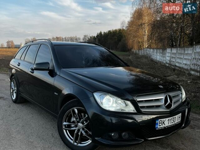 Черный Мерседес Ц-Класс, объемом двигателя 2.14 л и пробегом 382 тыс. км за 10400 $, фото 4 на Automoto.ua