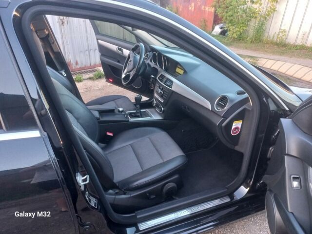 Черный Мерседес Ц-Класс, объемом двигателя 2.1 л и пробегом 328 тыс. км за 10000 $, фото 11 на Automoto.ua