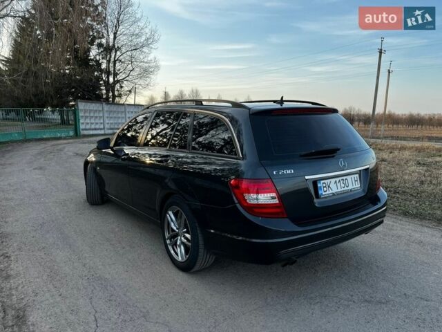 Черный Мерседес Ц-Класс, объемом двигателя 2.14 л и пробегом 382 тыс. км за 10400 $, фото 9 на Automoto.ua