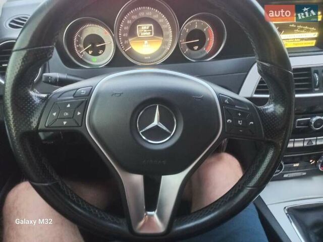 Черный Мерседес Ц-Класс, объемом двигателя 2.14 л и пробегом 328 тыс. км за 10500 $, фото 6 на Automoto.ua