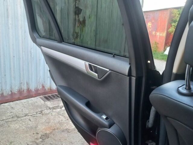 Черный Мерседес Ц-Класс, объемом двигателя 2.1 л и пробегом 328 тыс. км за 10000 $, фото 21 на Automoto.ua