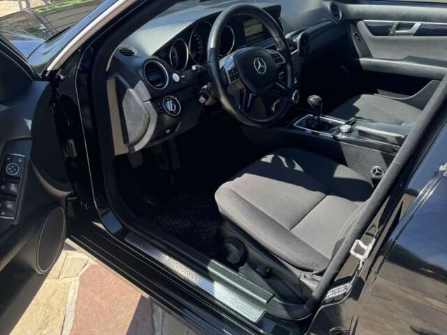 Черный Мерседес Ц-Класс, объемом двигателя 2.1 л и пробегом 360 тыс. км за 8600 $, фото 7 на Automoto.ua