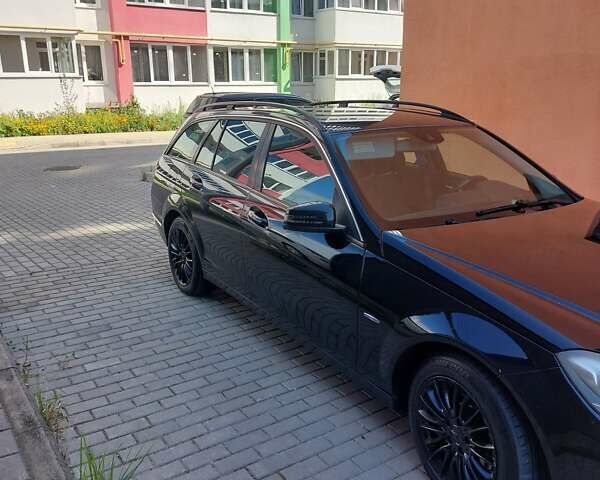 Черный Мерседес Ц-Класс, объемом двигателя 2.14 л и пробегом 300 тыс. км за 9000 $, фото 4 на Automoto.ua