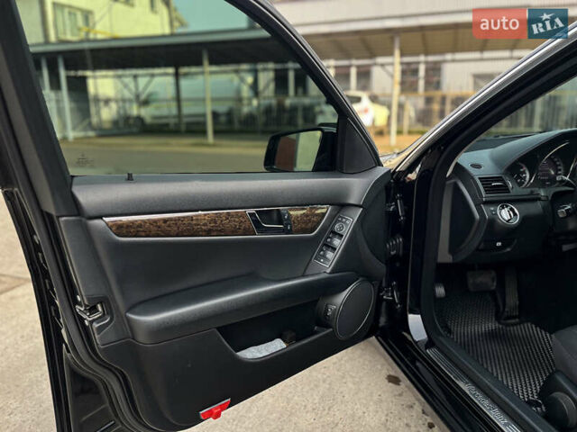 Чорний Мерседес Ц-Клас, об'ємом двигуна 2.14 л та пробігом 333 тис. км за 10650 $, фото 15 на Automoto.ua