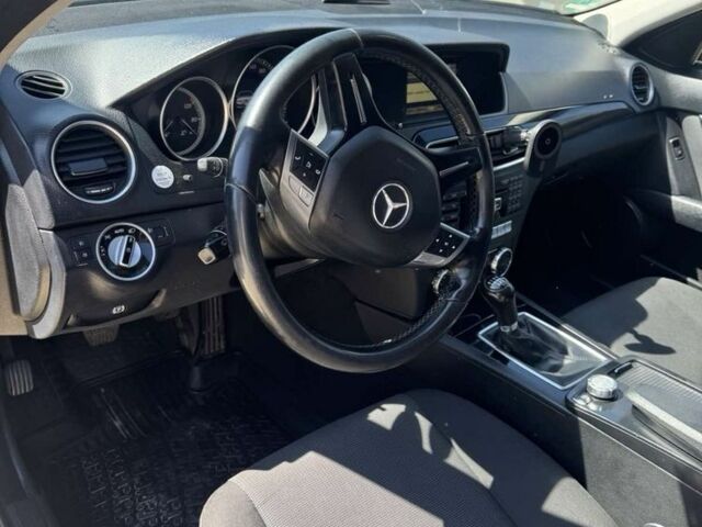 Черный Мерседес Ц-Класс, объемом двигателя 2.1 л и пробегом 360 тыс. км за 8600 $, фото 6 на Automoto.ua