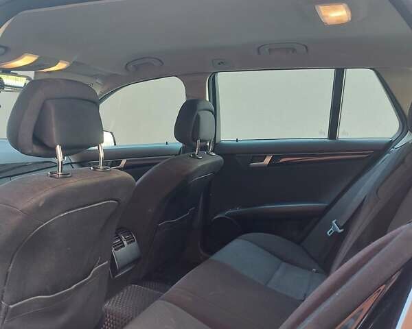 Черный Мерседес Ц-Класс, объемом двигателя 2.14 л и пробегом 300 тыс. км за 9000 $, фото 13 на Automoto.ua