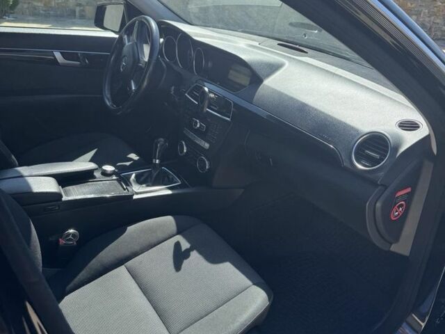 Черный Мерседес Ц-Класс, объемом двигателя 2.1 л и пробегом 360 тыс. км за 8600 $, фото 4 на Automoto.ua