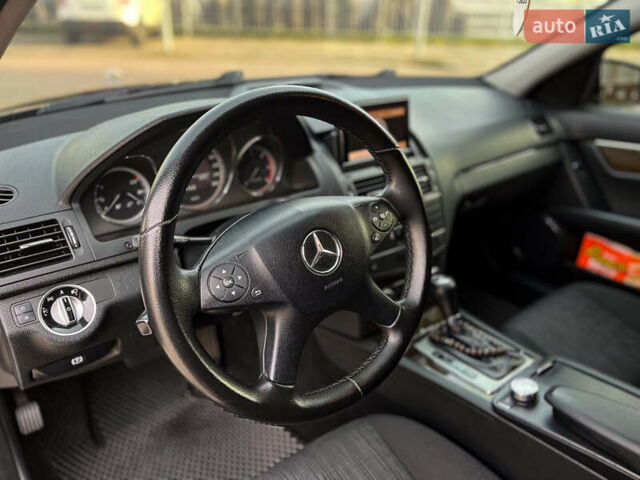 Чорний Мерседес Ц-Клас, об'ємом двигуна 2.14 л та пробігом 333 тис. км за 10650 $, фото 16 на Automoto.ua