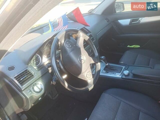 Черный Мерседес Ц-Класс, объемом двигателя 2.15 л и пробегом 365 тыс. км за 8650 $, фото 26 на Automoto.ua