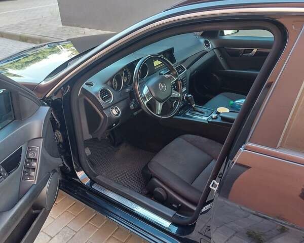 Черный Мерседес Ц-Класс, объемом двигателя 2.14 л и пробегом 300 тыс. км за 9000 $, фото 15 на Automoto.ua