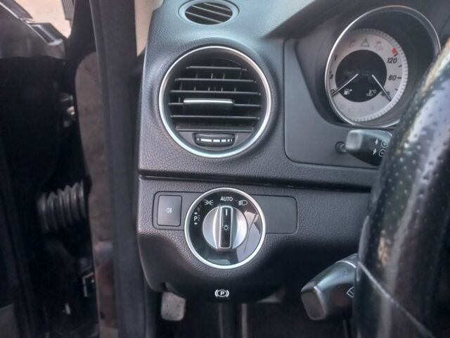 Черный Мерседес Ц-Класс, объемом двигателя 2.1 л и пробегом 328 тыс. км за 10000 $, фото 15 на Automoto.ua