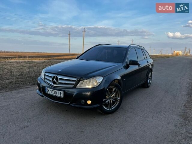 Черный Мерседес Ц-Класс, объемом двигателя 2.14 л и пробегом 382 тыс. км за 10400 $, фото 3 на Automoto.ua