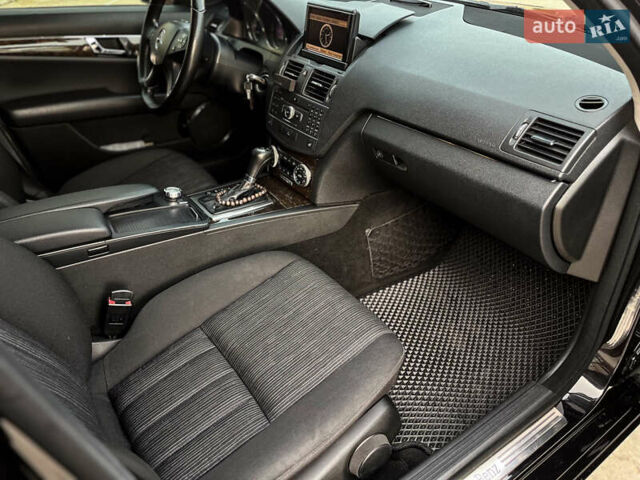 Чорний Мерседес Ц-Клас, об'ємом двигуна 2.14 л та пробігом 333 тис. км за 10650 $, фото 22 на Automoto.ua