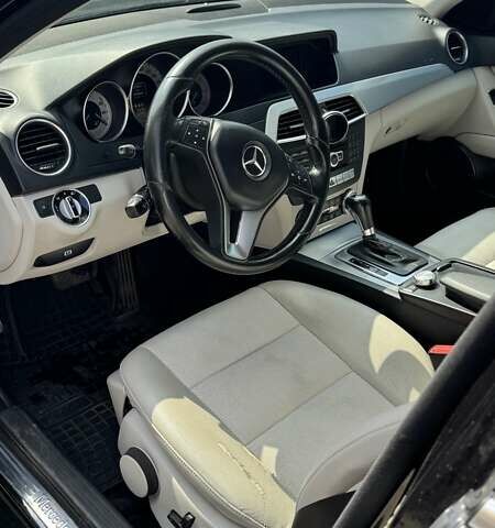 Чорний Мерседес Ц-Клас, об'ємом двигуна 2.14 л та пробігом 286 тис. км за 11500 $, фото 24 на Automoto.ua