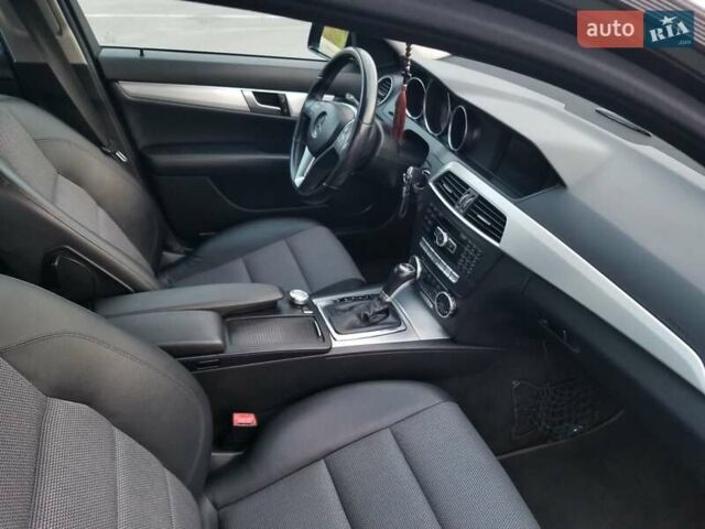 Черный Мерседес Ц-Класс, объемом двигателя 2.2 л и пробегом 382 тыс. км за 11500 $, фото 7 на Automoto.ua