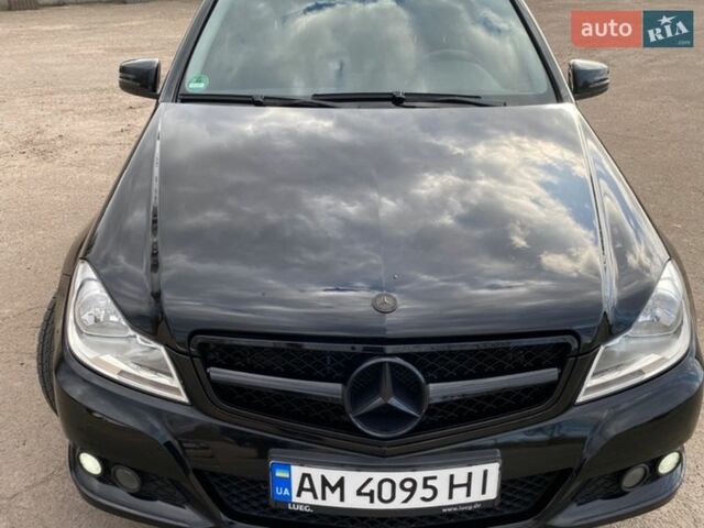 Черный Мерседес Ц-Класс, объемом двигателя 2.14 л и пробегом 380 тыс. км за 10300 $, фото 11 на Automoto.ua