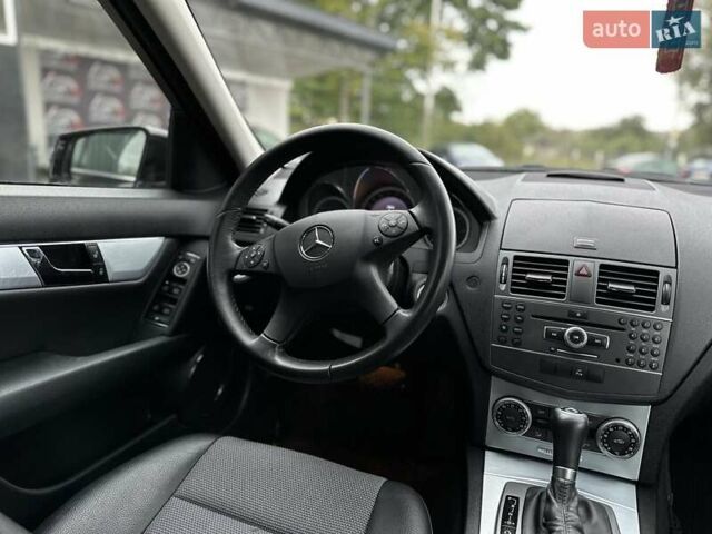 Черный Мерседес Ц-Класс, объемом двигателя 2.2 л и пробегом 245 тыс. км за 10200 $, фото 13 на Automoto.ua