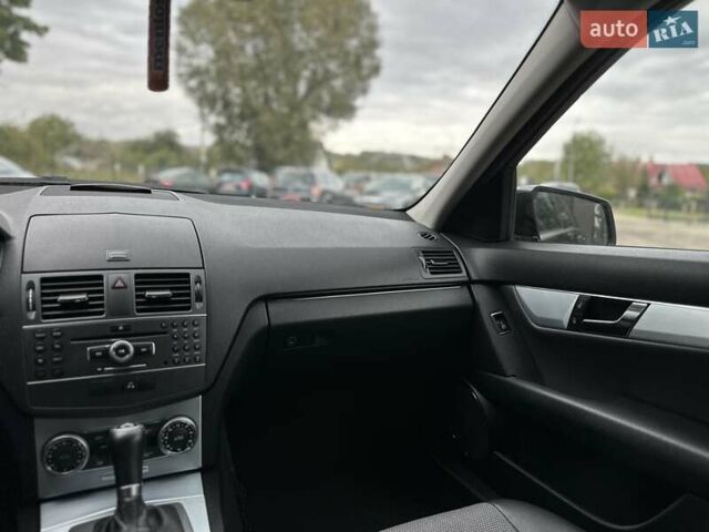 Черный Мерседес Ц-Класс, объемом двигателя 2.2 л и пробегом 245 тыс. км за 10200 $, фото 16 на Automoto.ua