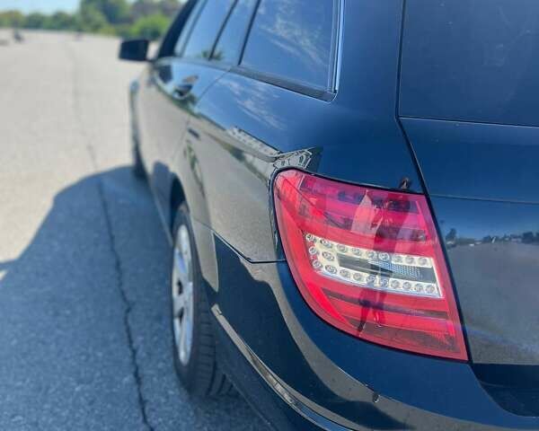 Черный Мерседес Ц-Класс, объемом двигателя 2.1 л и пробегом 357 тыс. км за 9999 $, фото 3 на Automoto.ua