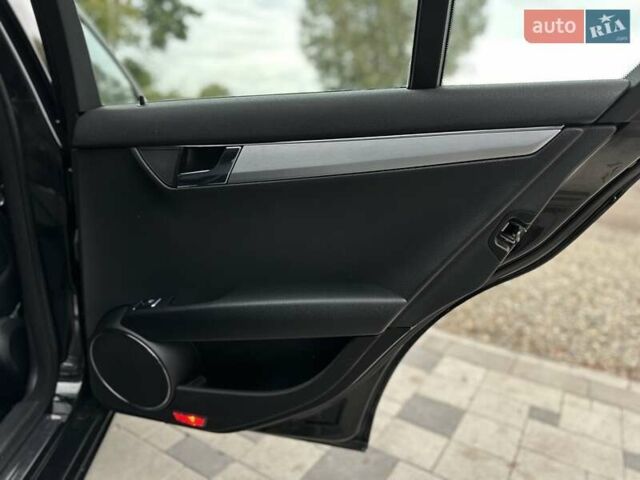 Черный Мерседес Ц-Класс, объемом двигателя 2.2 л и пробегом 245 тыс. км за 10200 $, фото 18 на Automoto.ua